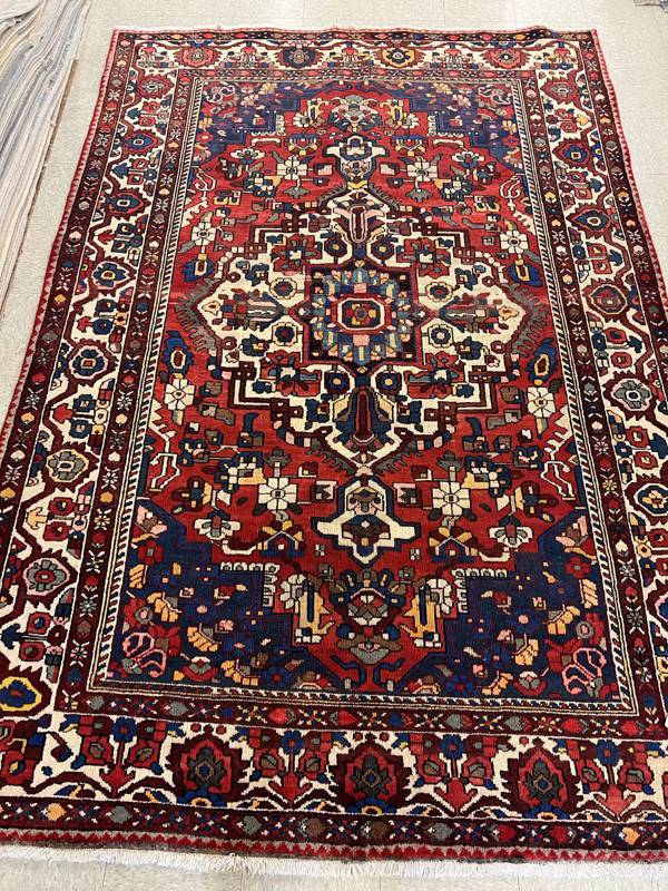 Rug Design: Bakhtiari Persian Rug#: 571 Rug Size: 6.9 ft x9.11 ft Rug Design: Bakhtiari Persian Rug#: 571 Rug Size: 6.9 ft x9.11 ft